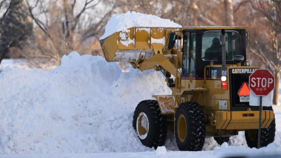 In pictures: US winter storm - BBC Newsround
