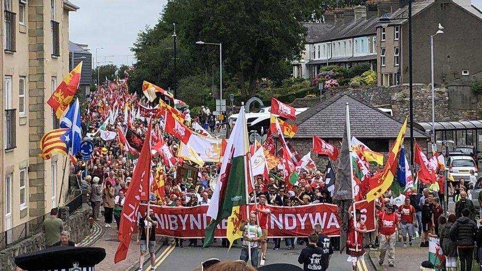 Miloedd o gefnogwyr annibyniaeth i Gymru yn gorymdeithio yng Nghaernarfon ym mis Gorffennaf 2019