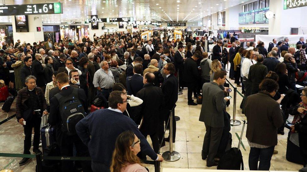 Image of commuters at Sants airport before evacuation