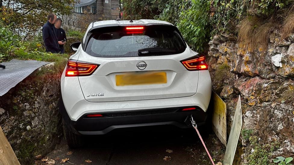 A Nissan Juke got wedged between two walls after a driver followed the satnav the wrong way