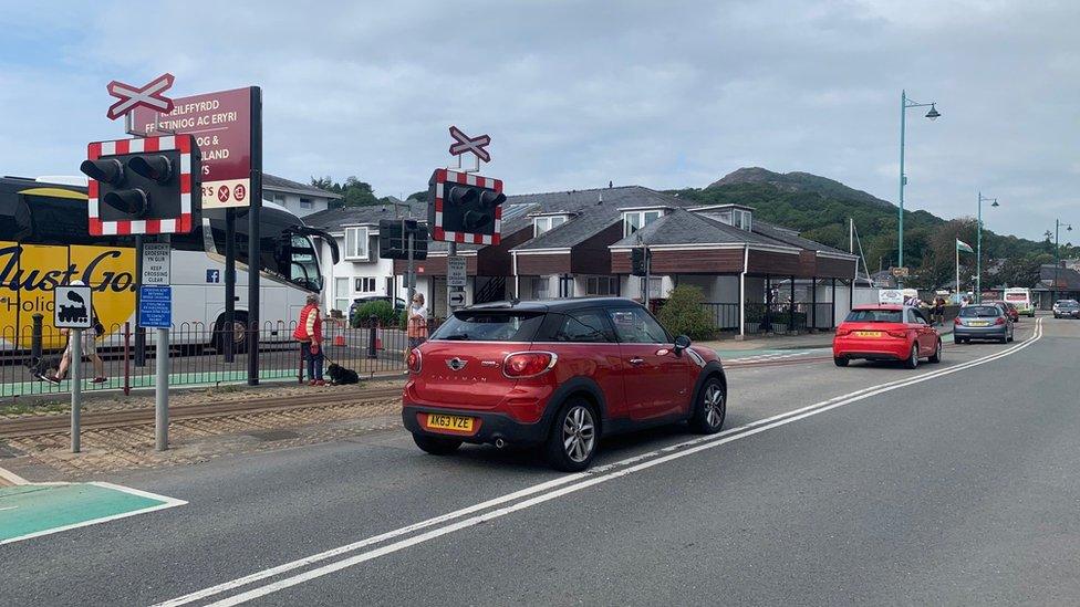 Level crossing at Highland railway station