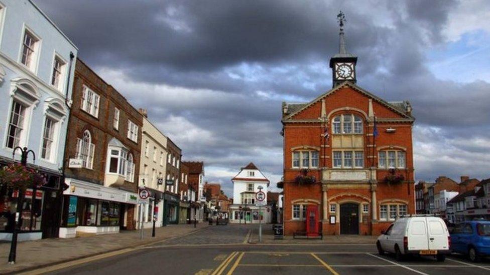 Thame town centre and town hall