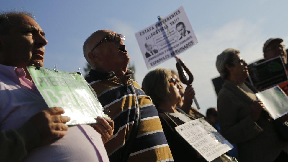 Angry small investors outside court, 26 Sep 16