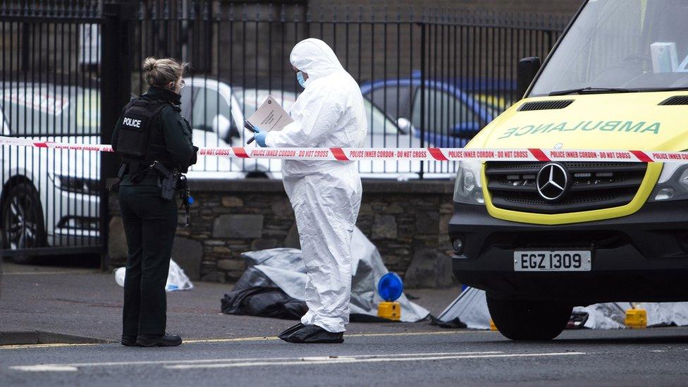 A policewoman and a forensics investigator at the crime scene