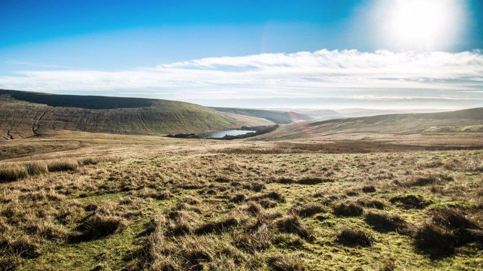 Bannau Brycheiniog yn glir, ond mae'n edrych yn oer mas 'na!