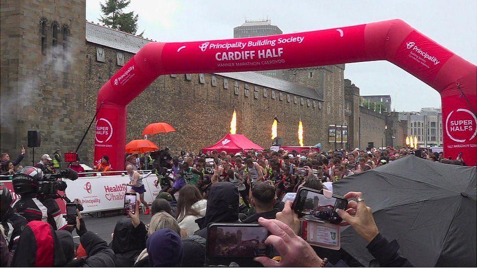 Dechrau Hanner Marathon Caerdydd 2024