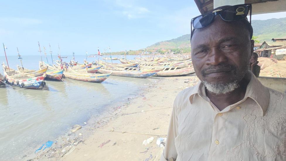 Şəkil başlığı, Sierra Leone Balıqçılar İttifaqının prezidenti Thomas Turay deyir ki, qanunsuz balıq ovu "çoxdur"
