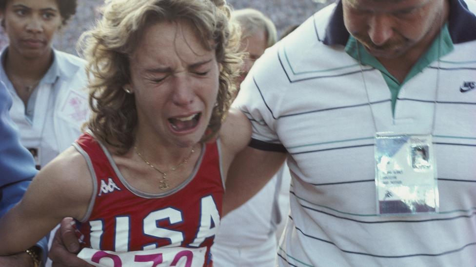 Mary Decker cries after falling over in the race