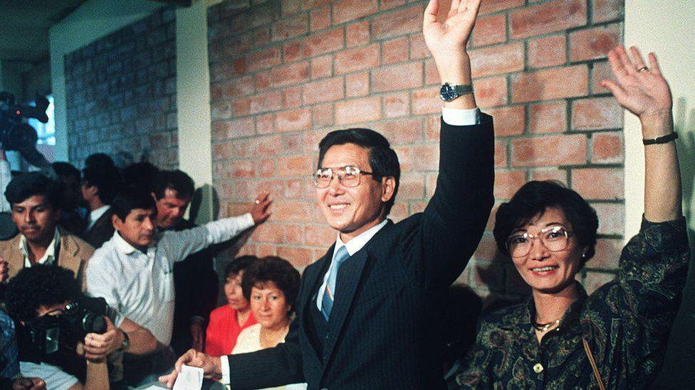 Alberto Kenyo Fujimori, presidential candidate for the "Cambio 90" party, and his wife Susana, salute 10 June 1990 in Lima