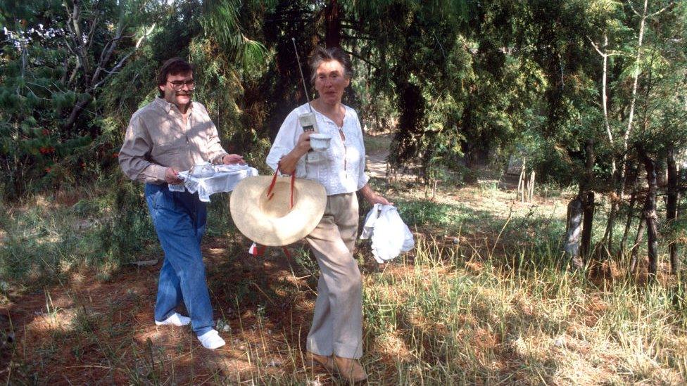 Diana Kennedy at her home with English journalist Douglas Thompson June 23, 1990 Zitacuaro, Michoacan, Mexico