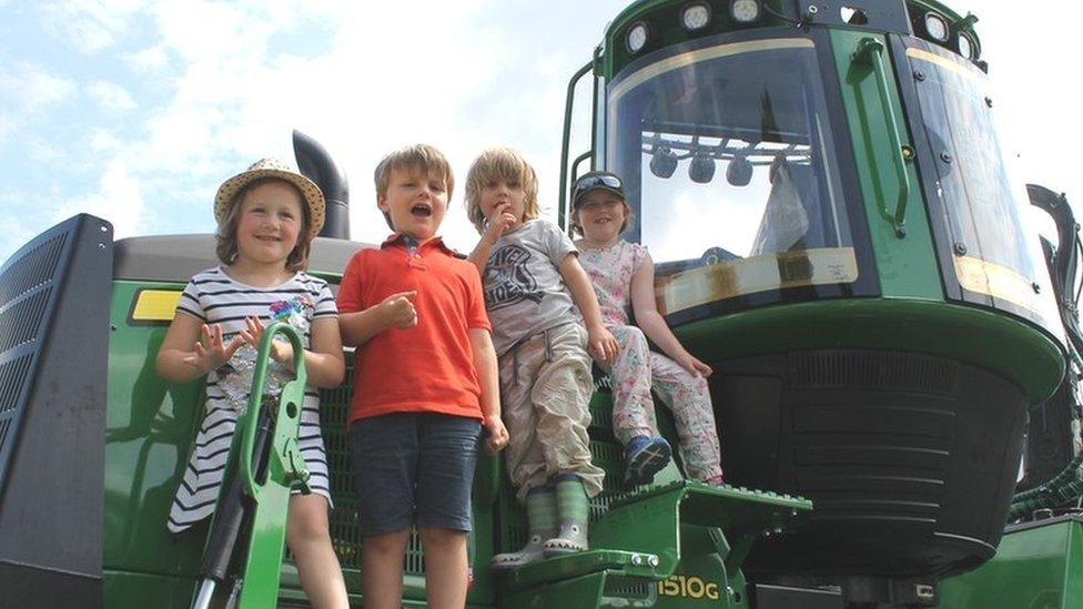 Mae Alison,George, Seb a Saoirse wedi teithio o Wlad Thai, Bryste ac mor bell ag Aberteifi i fod ar faes y Sioe