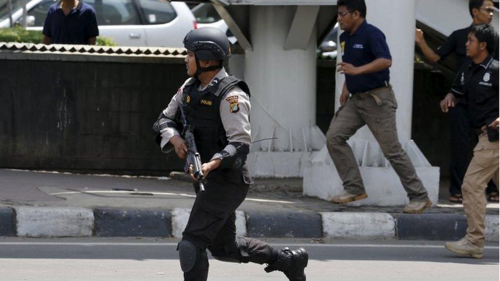 Armed policeman running on the streets of Jakarta (14 Jan 2016)