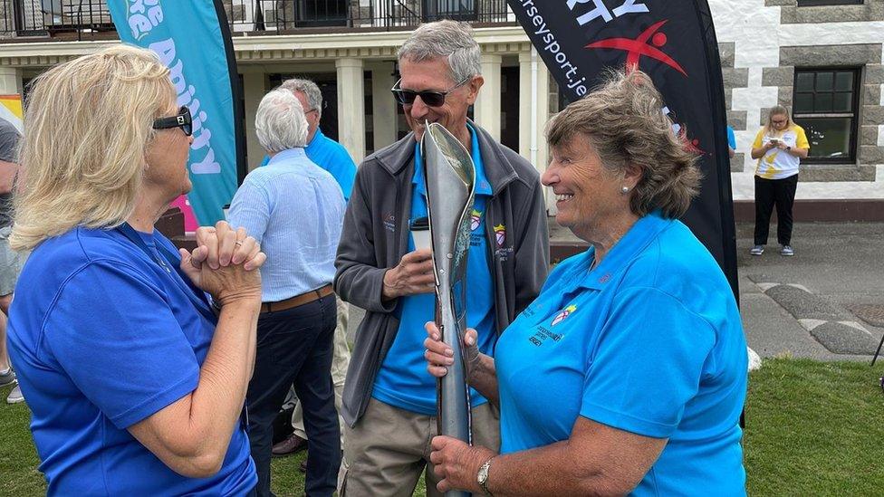 Islanders with the commonwealth baton