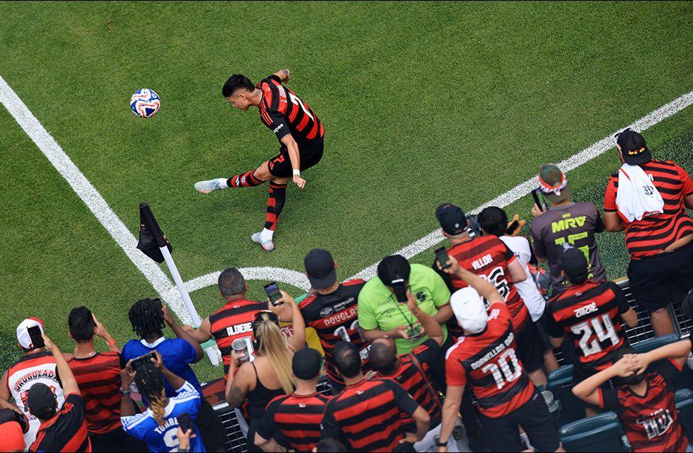Flamengo's Luiz Araujo takes a corner kick during the FIFA Club World Cup game against Chelsea in Philadelphia. Photo by Dustin Satloff