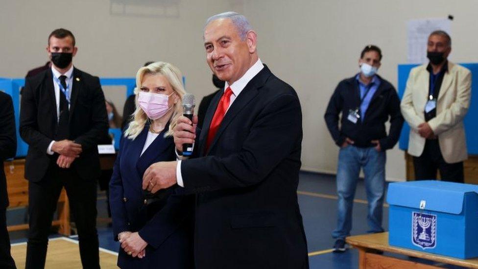 Benjamin Netanyahu and his wife, Sarah, at a polling station in Jerusalem (23/03/21)