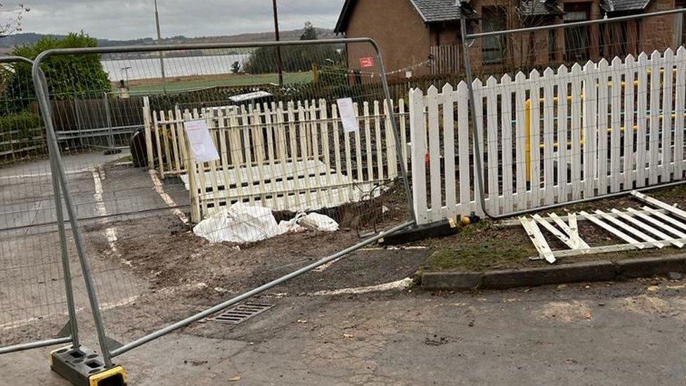 Barriers at the level crossing