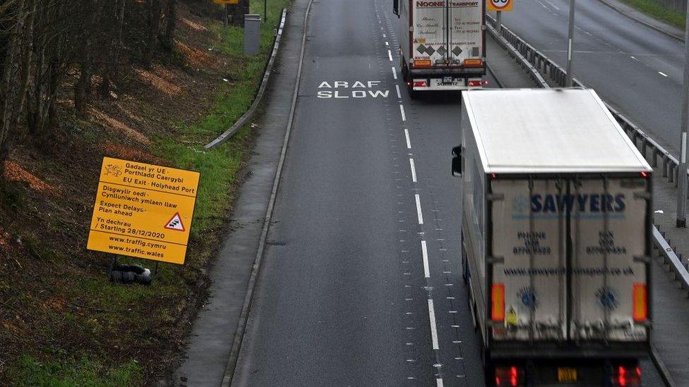 Oedi ar yr A55 ger Caergybi cyn Nadolig 2020