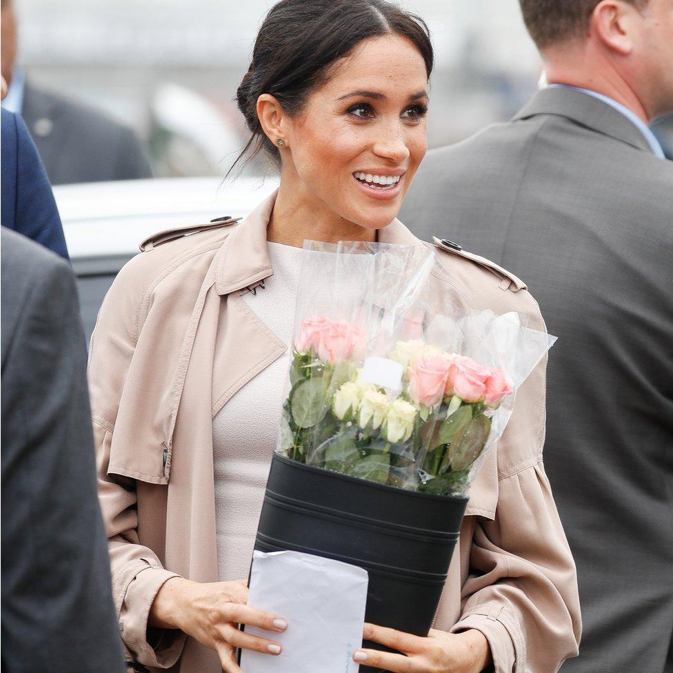 Meghan Markle on a public walkabout in Auckland, holding the letter given to her by Hannah Sergel