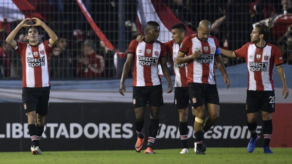 Argentina"s Estudiantes de La Plata midfielder Augusto Solari (L) celebrates next to teammates after scoring against Brazil's Botafogo during the Copa Libertadores group 1 football match at Ciudad de Quilmes stadium on the outskirts of Buenos Aires, 26 May 2017