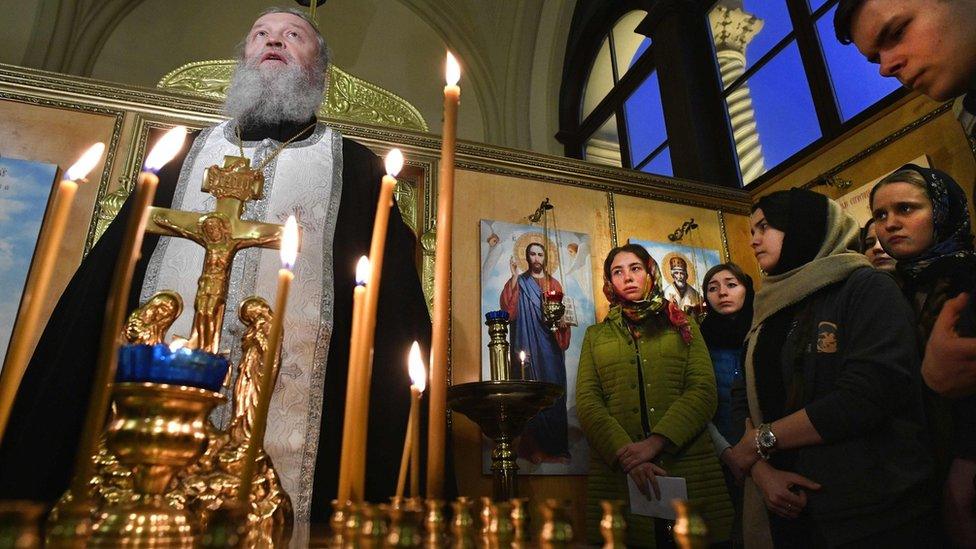 An Orthodox priest leads a service in memory of victims of the blast in the St Petersburg metro in a chapel at Leningradsky railway station in Moscow, 3 April 2017