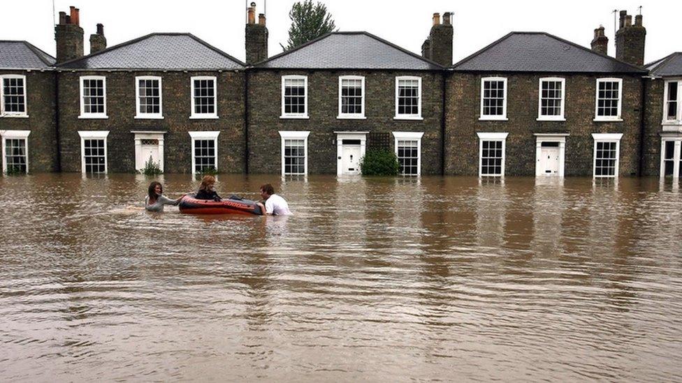 Flood awareness centre opens in Hull to offer advice - BBC News