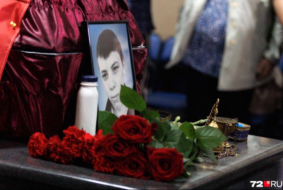 A close-up of a photo of Lipavsky and some roses next to his coffin