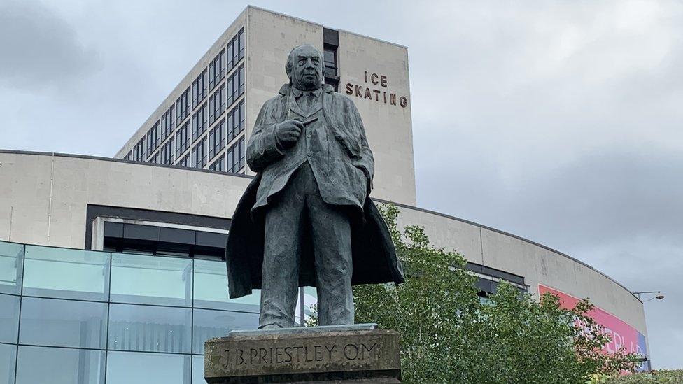 Statue of JB Priestley