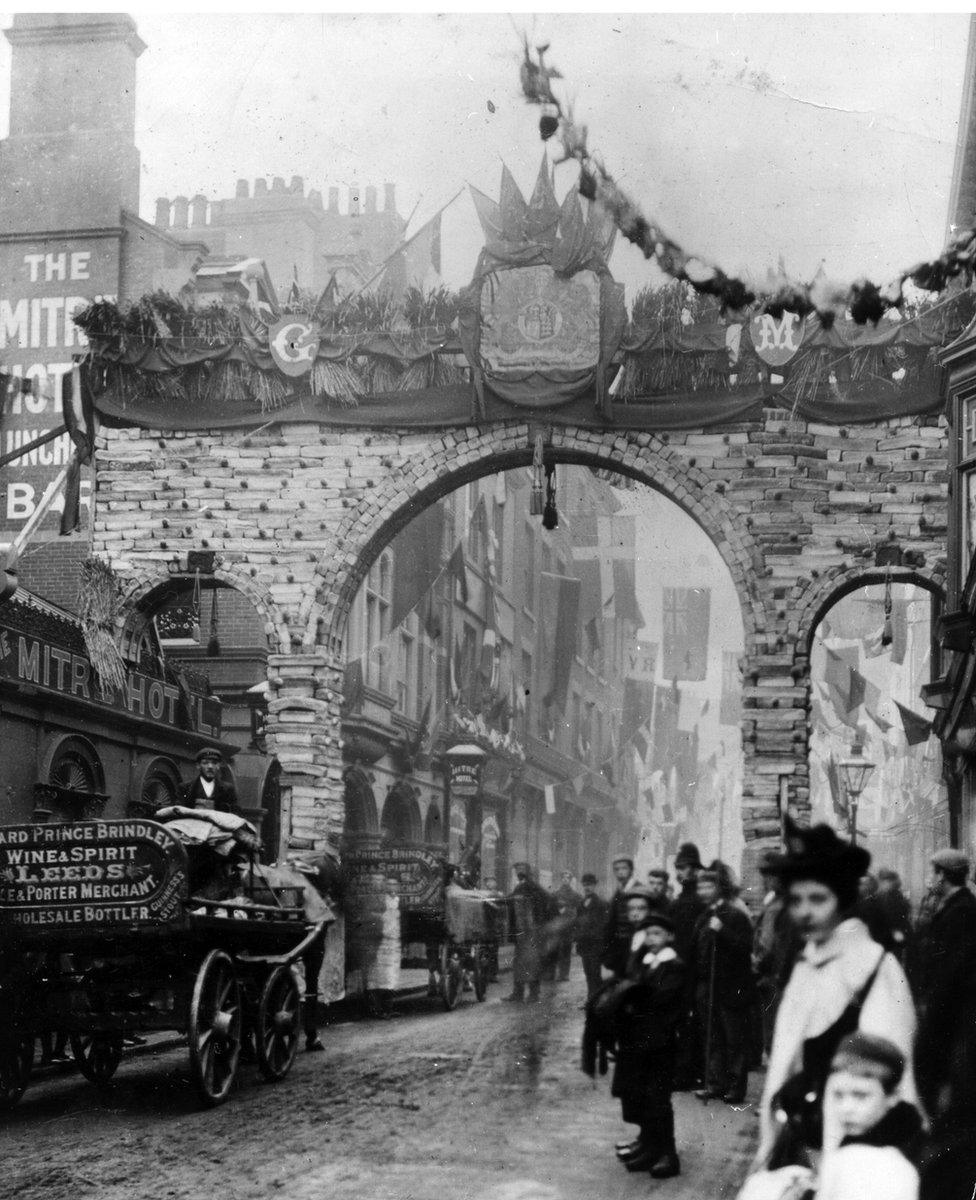 Loaf arch, Leeds