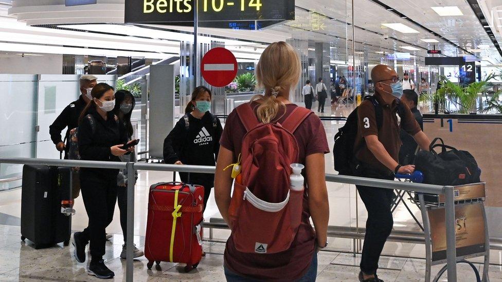 People arriving at Changi Airport in Sing apore(6 March)