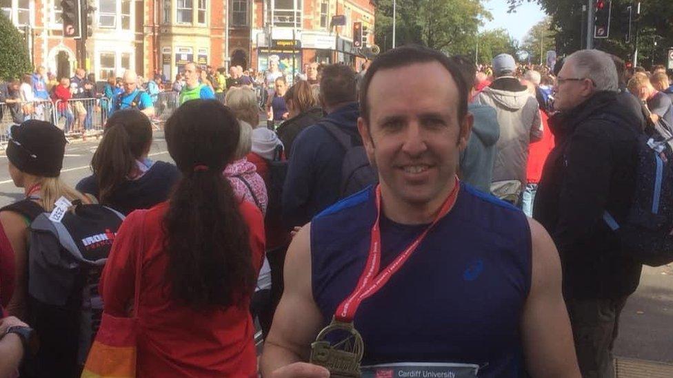 Gareth yn dilyn ras hanner marathon Caerdydd