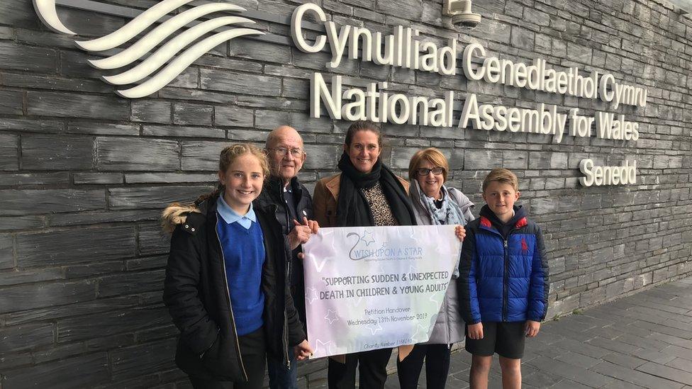 Cafodd y ddeiseb ei chyflwyno i'r Senedd yn 2019