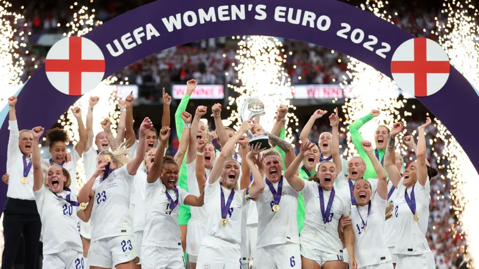 Las escuelas alcanzaron su objetivo de fútbol femenino tres años antes de lo previsto.