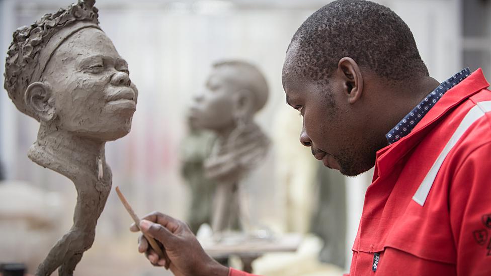 Peter Oloya working at Pangolin Editions foundry, 2019