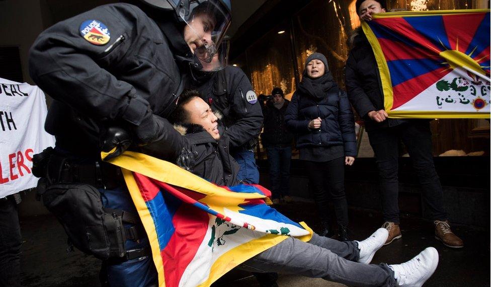 People protest for a free Tibet and against the arrival of China"s President Xi Jinping in Bern, Switzerland, on Sunday, 15 January 2017.