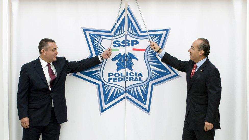 Mexican President Felipe Calderon (R) and the Secretary of the Mexican Federal Police Genaro Garcia Luna (L) prepare to inaugurate the Mexican Federal Police new Intelligence Center, in Mexico City, on November 24, 2009