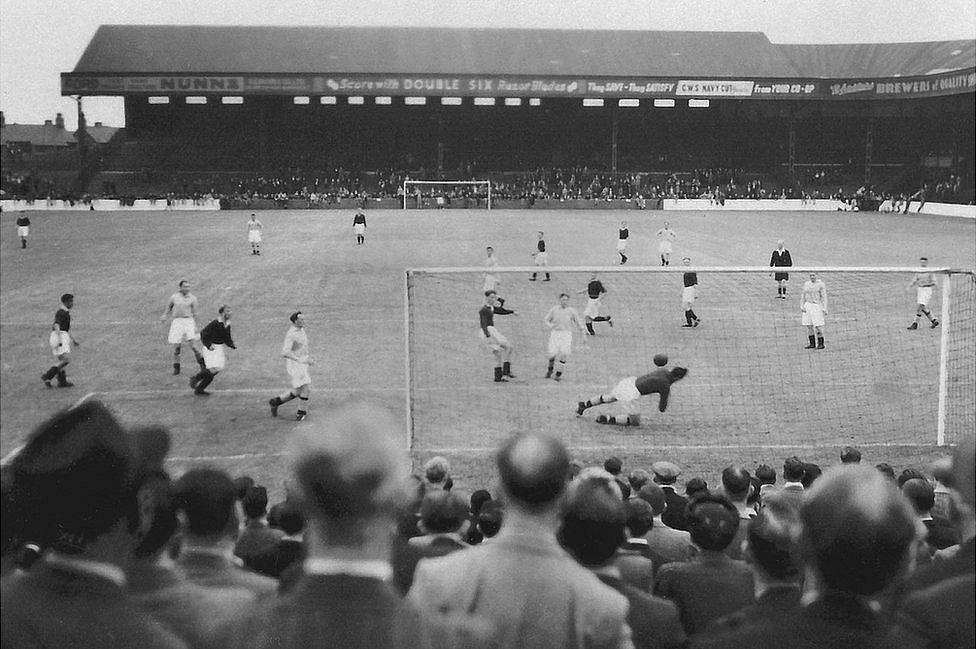 Frank Swift saves a ball in 1947