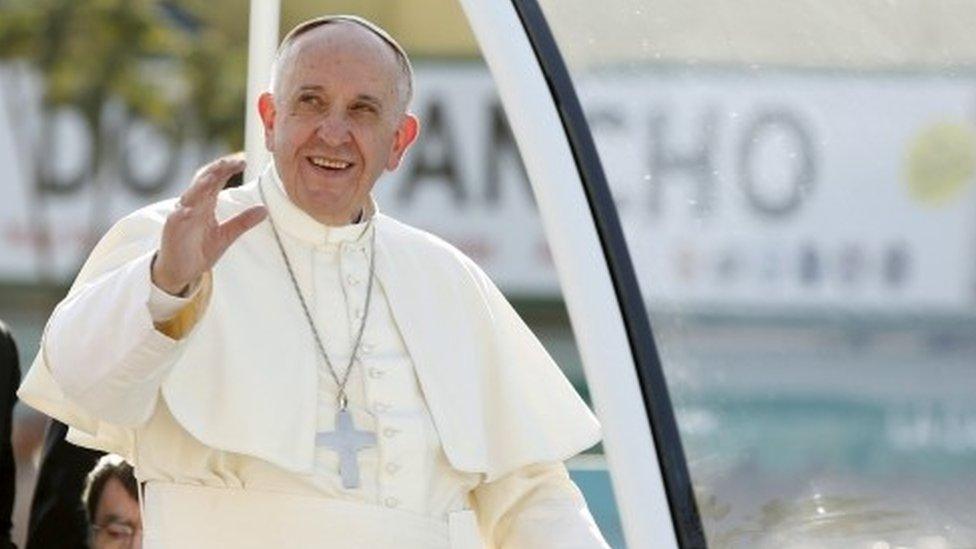 Pope Francis waves to the crowd on his way to celebrate mass at the Guadalupe's basilica in Mexico City (13 February 2016)