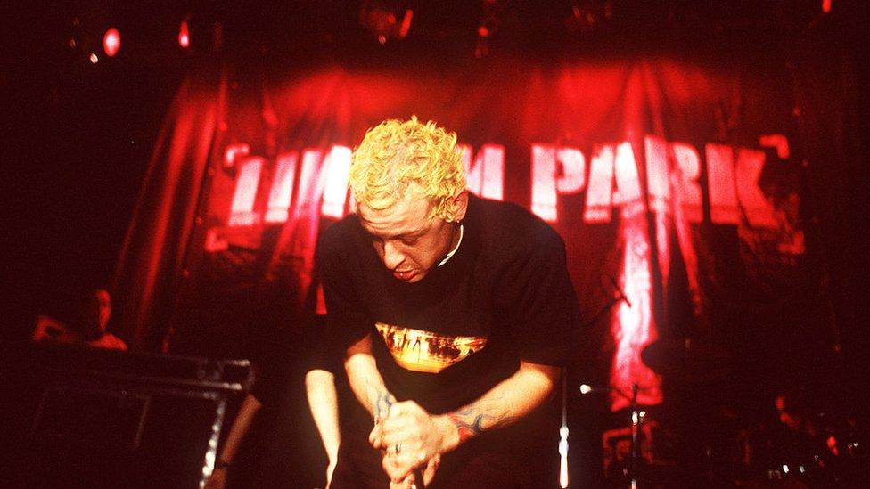 Chester Bennington on stage with Linkin Park in 2001