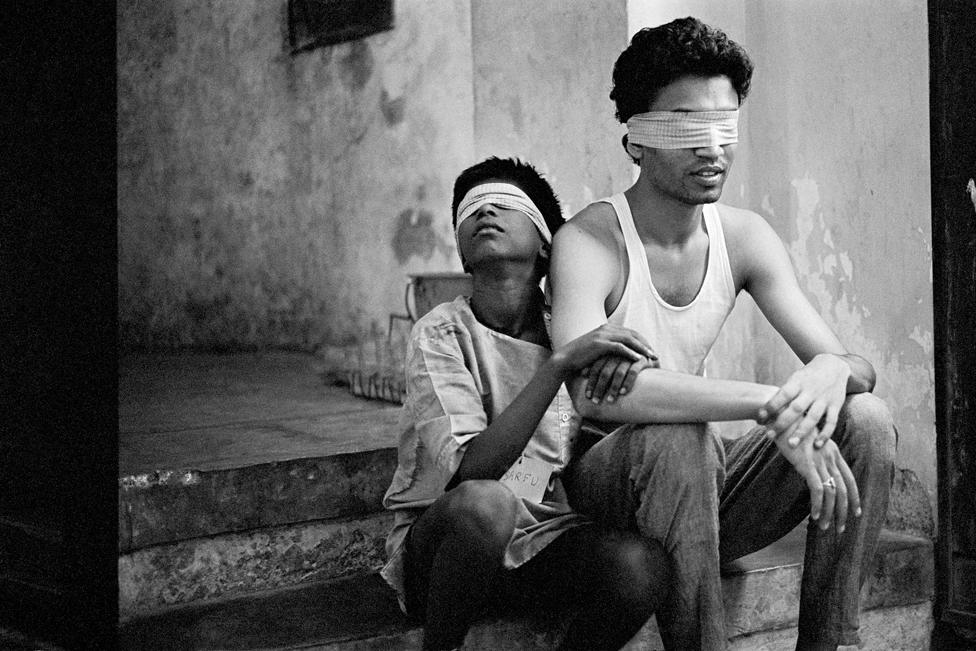 Sarfu and Irrfan Khan blindfolded during a workshop on the film, Salaam Bombay!