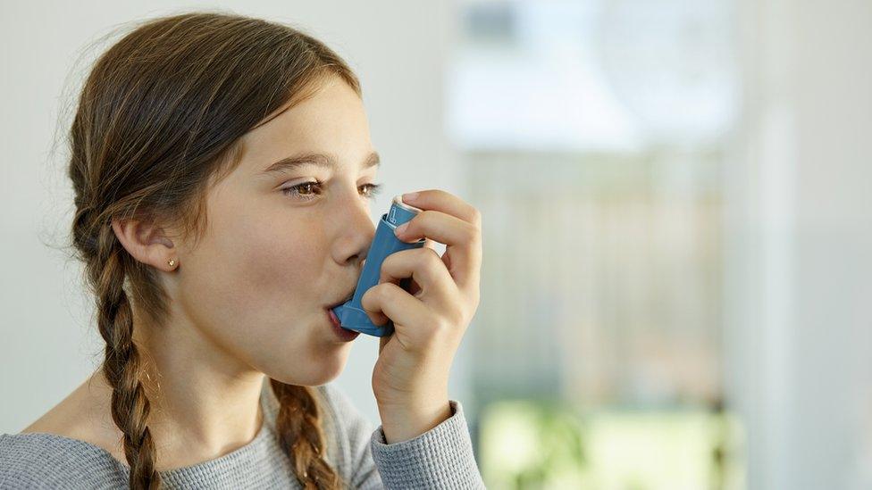 girl-using-asthma-pump.