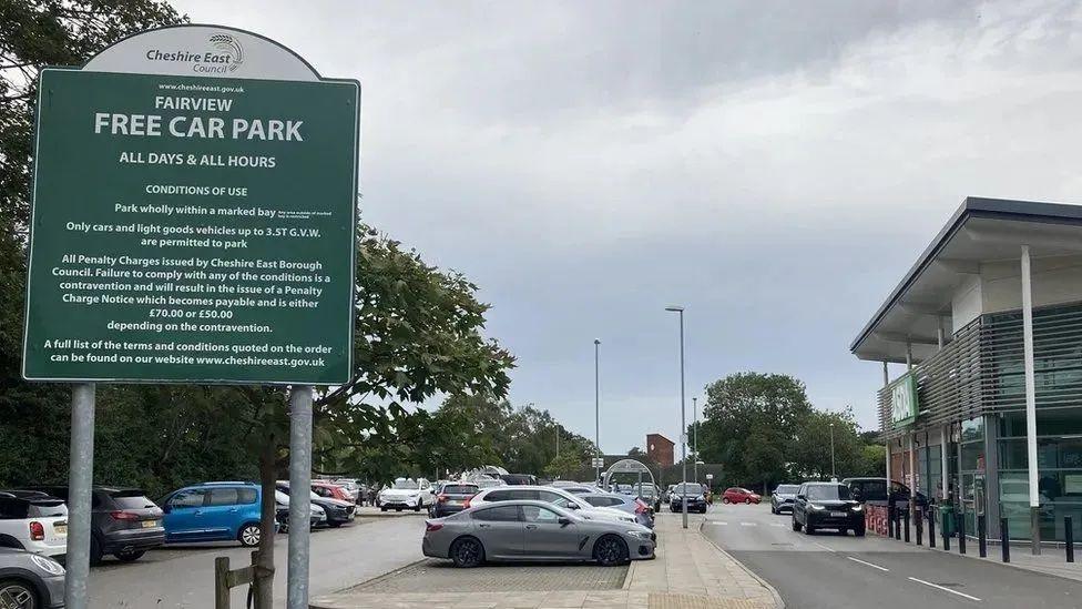 A free car park sign