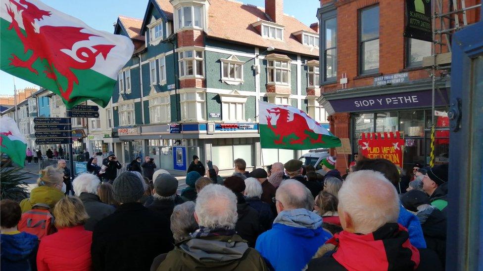 Cafodd y brotest ei chynnal am 12 o'r gloch yn sgwâr Owain Glyndŵr yng nghanol tref Aberystwyth.