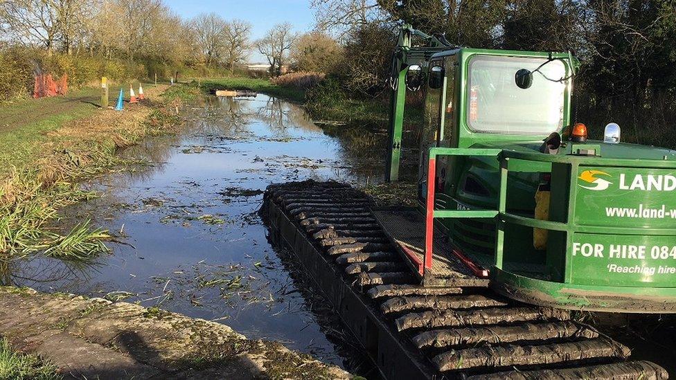 Amphibious dredger