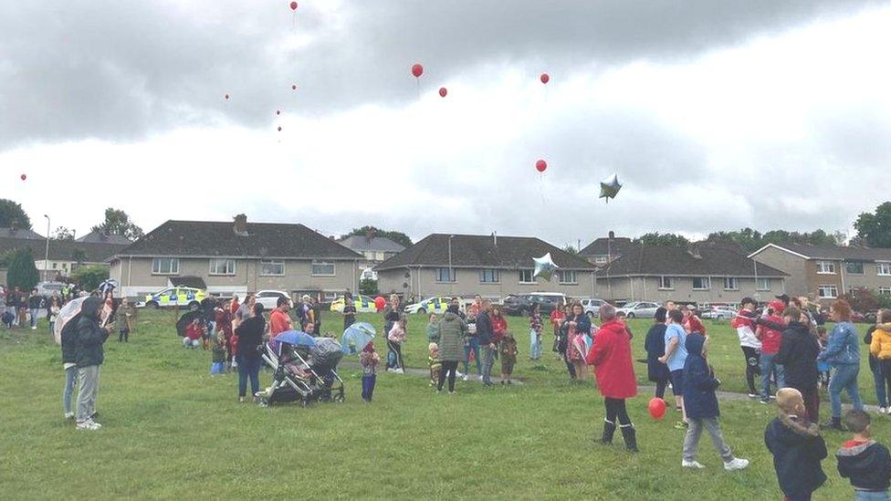 People release balloons