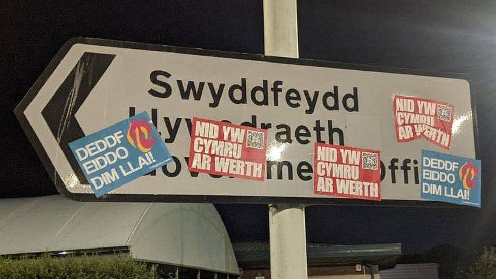 Sticeri ar arwydd yn Aberystwyth