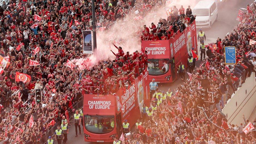 crowds-at-the-liverpool-parade.