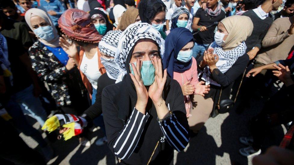 A student wears a face mask at an anti-government protest in Basra, Iraq (5 March 2020)