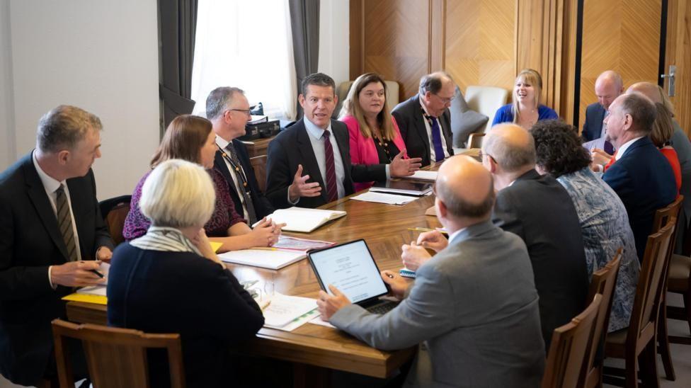 llun o'r cyfarfod cyntaf o'r cabinet ar 18 Mai