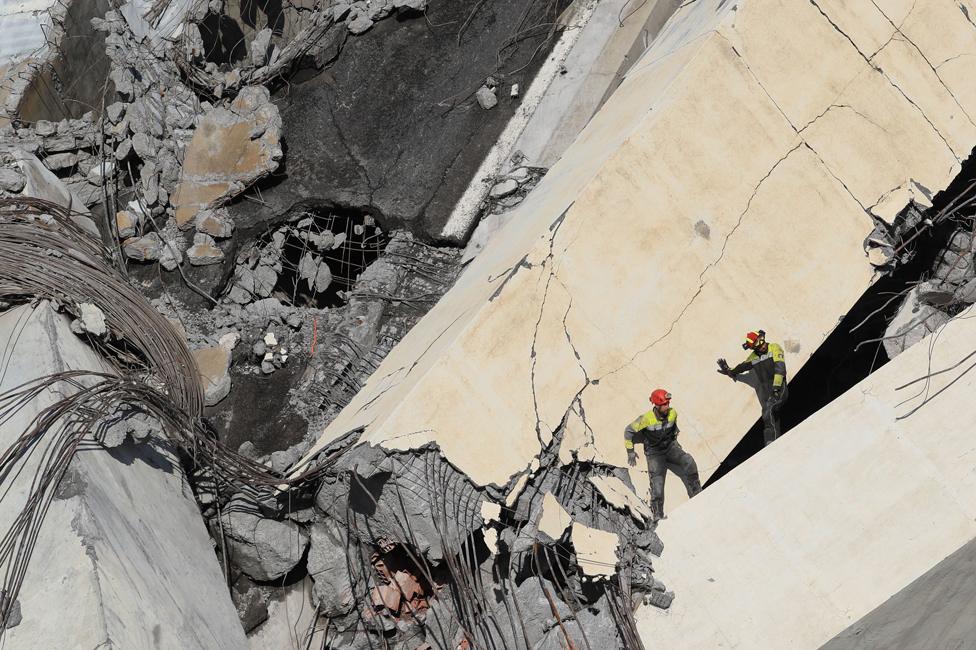 Workers on the ruins of the bridge