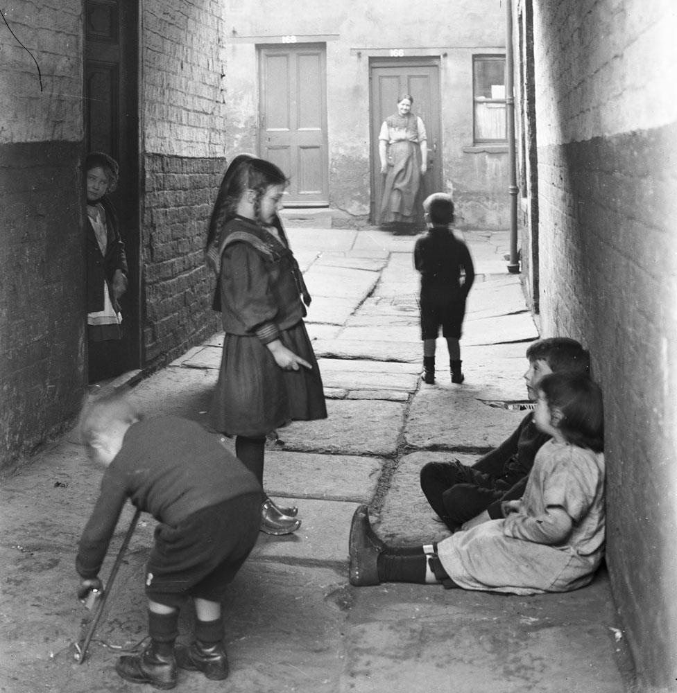 Children play in alleyway, Bradford c1908